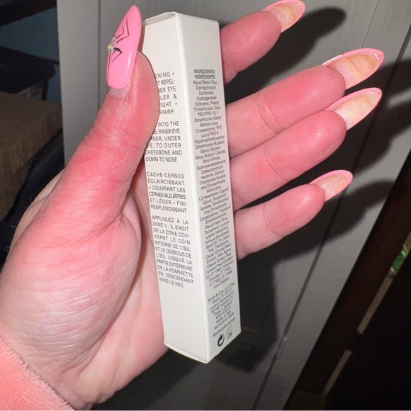 Cancelled light diffusing concealer - Picture 2 of 3